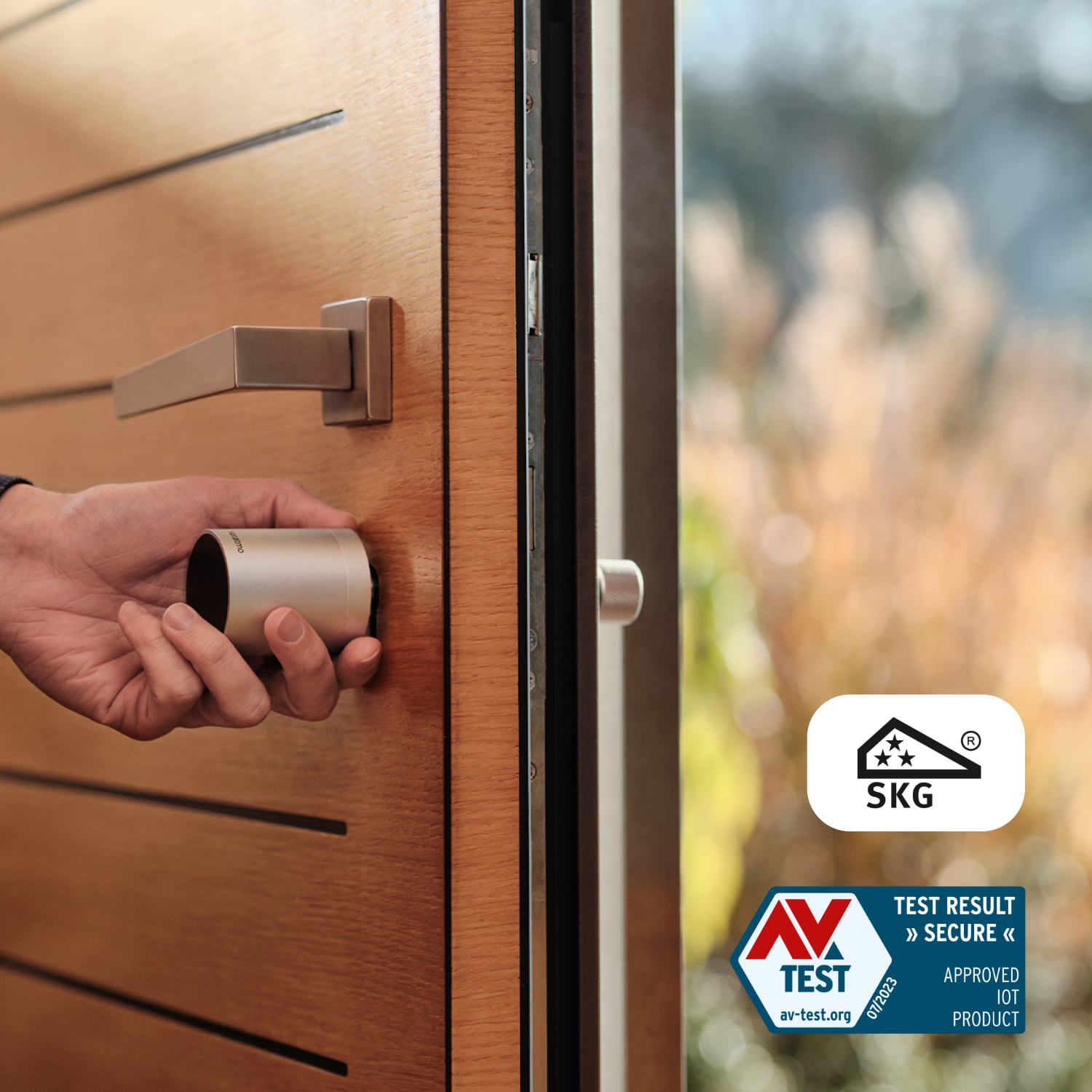 Una mano che gira una serratura intelligente su una porta di legno. Sono presenti i risultati dei test e il logo SKG.