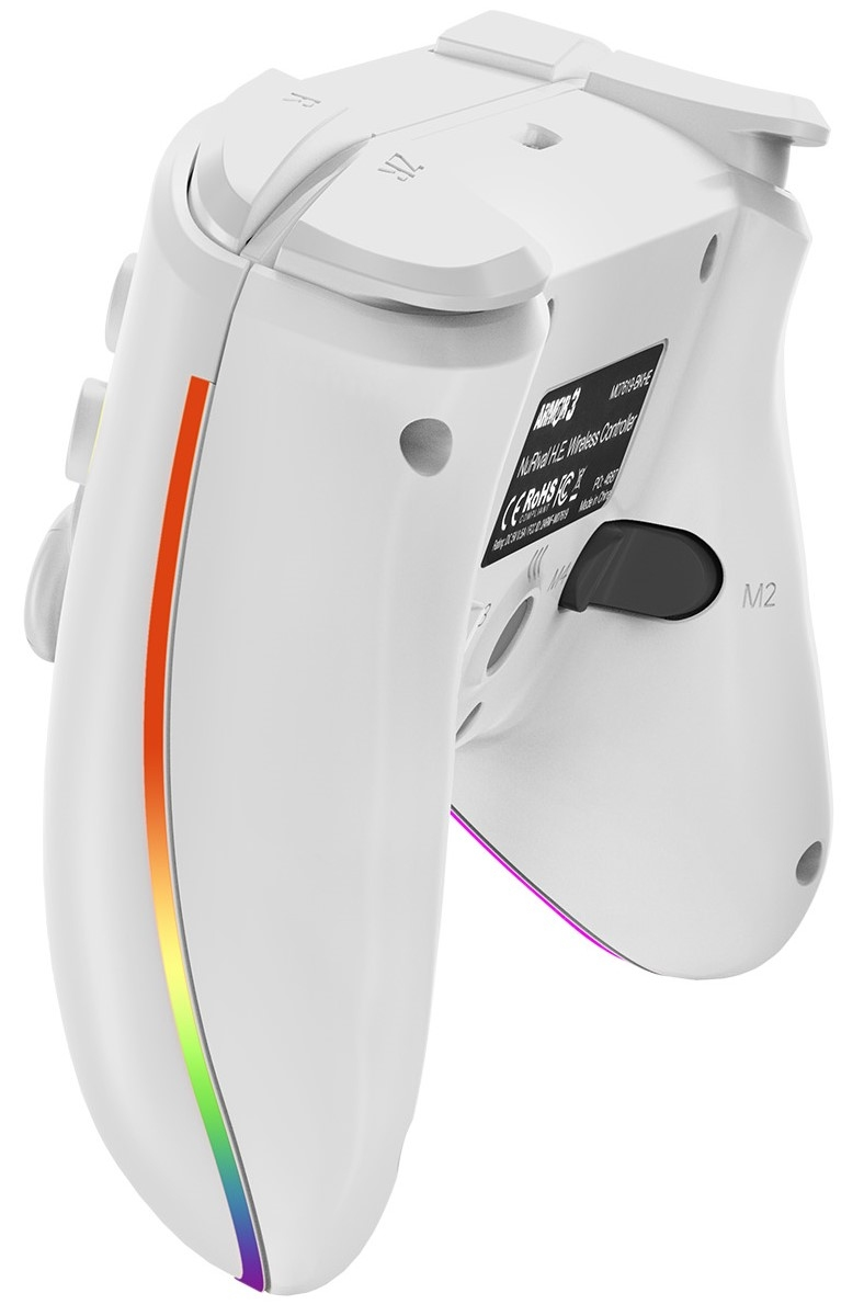 Weißer Gamecontroller mit mehreren Tasten und einem farbigen Lichtstreifen. Die Rückseite zeigt Anschlüsse und Modellnummer.