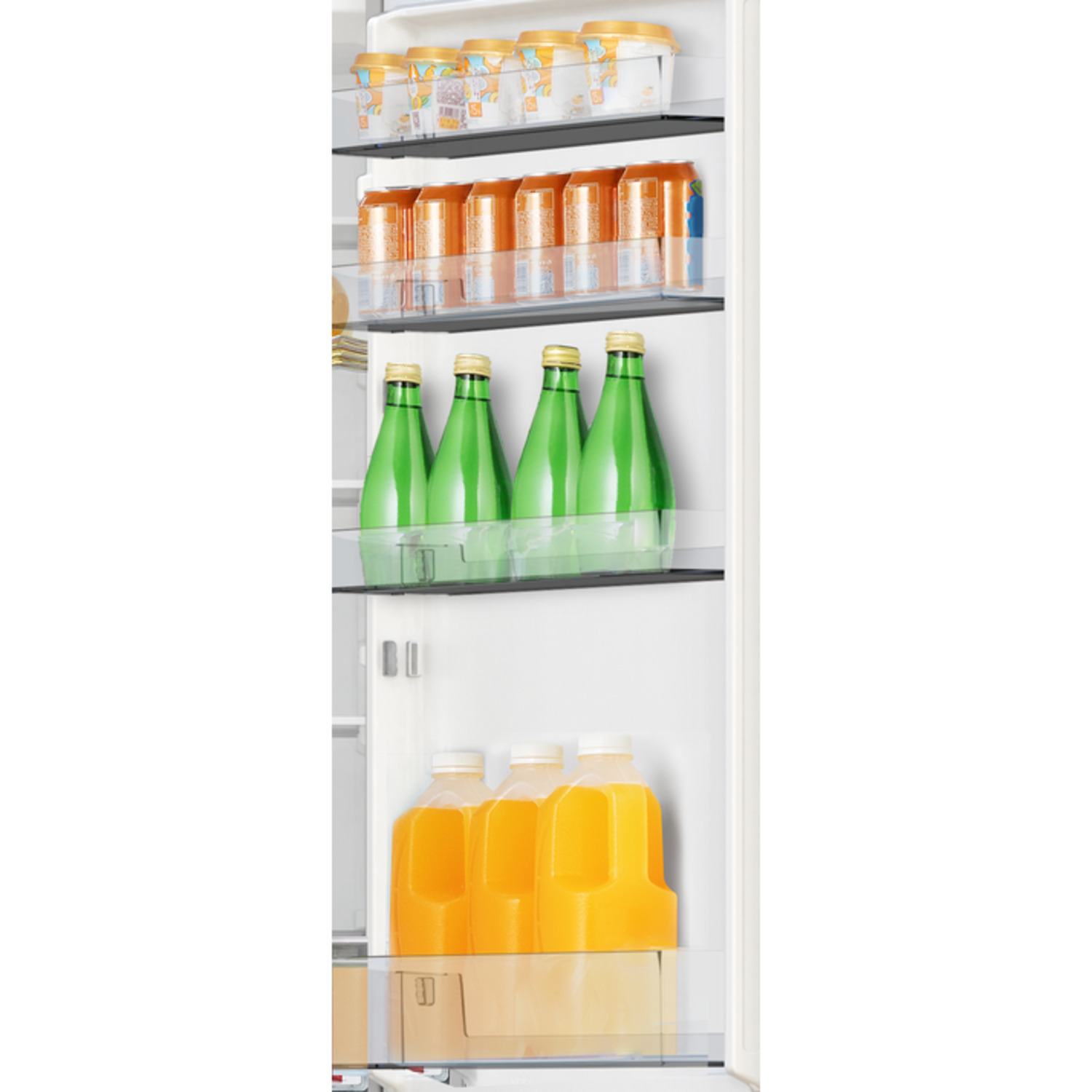 Intérieur de réfrigérateur avec étagères de boissons et aliments. Eau en bouteille verte et jus d'orange.