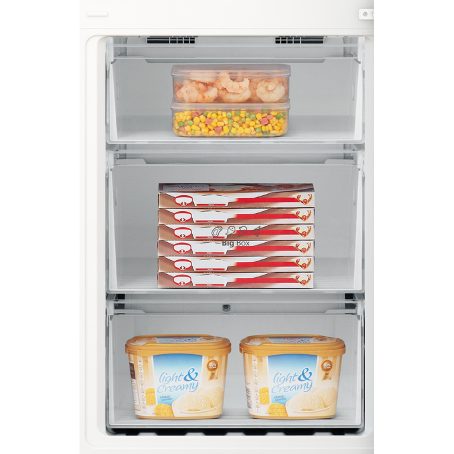 Intérieur de congélateur avec des étagères contenant des aliments surgelés, dont de la glace et des légumes.