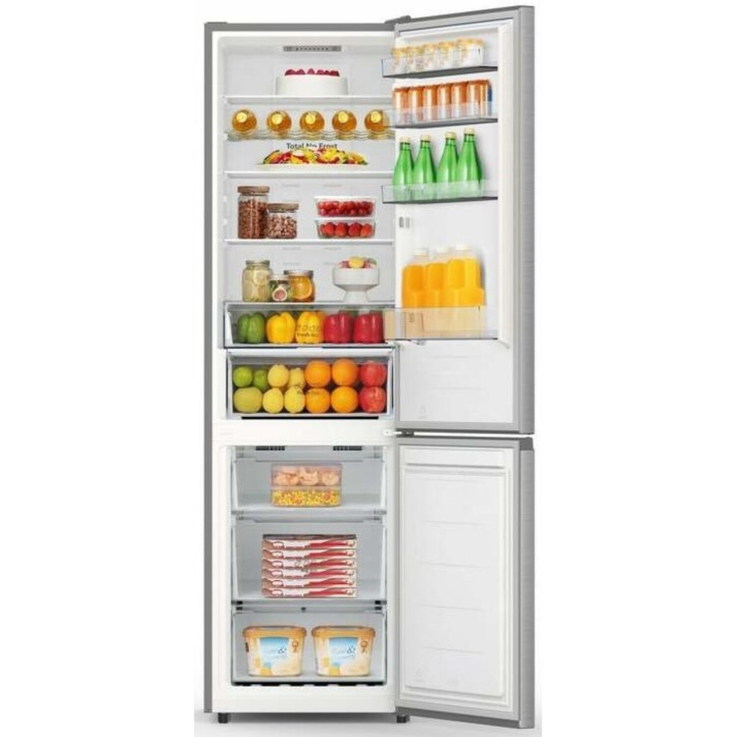 Een koelkast met voedsel erin, open. Verschillende items zijn zichtbaar op planken en laden.