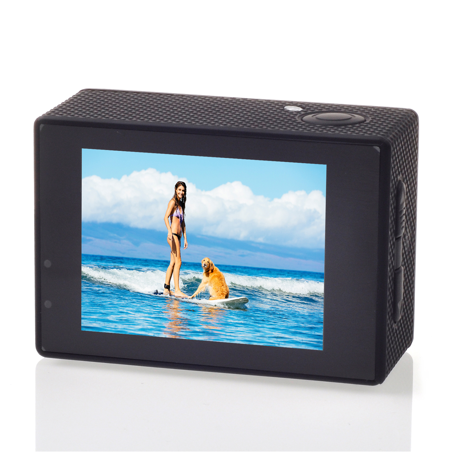 Una fotocamera che mostra una donna e un cane che fanno surf su un'onda, acqua blu.