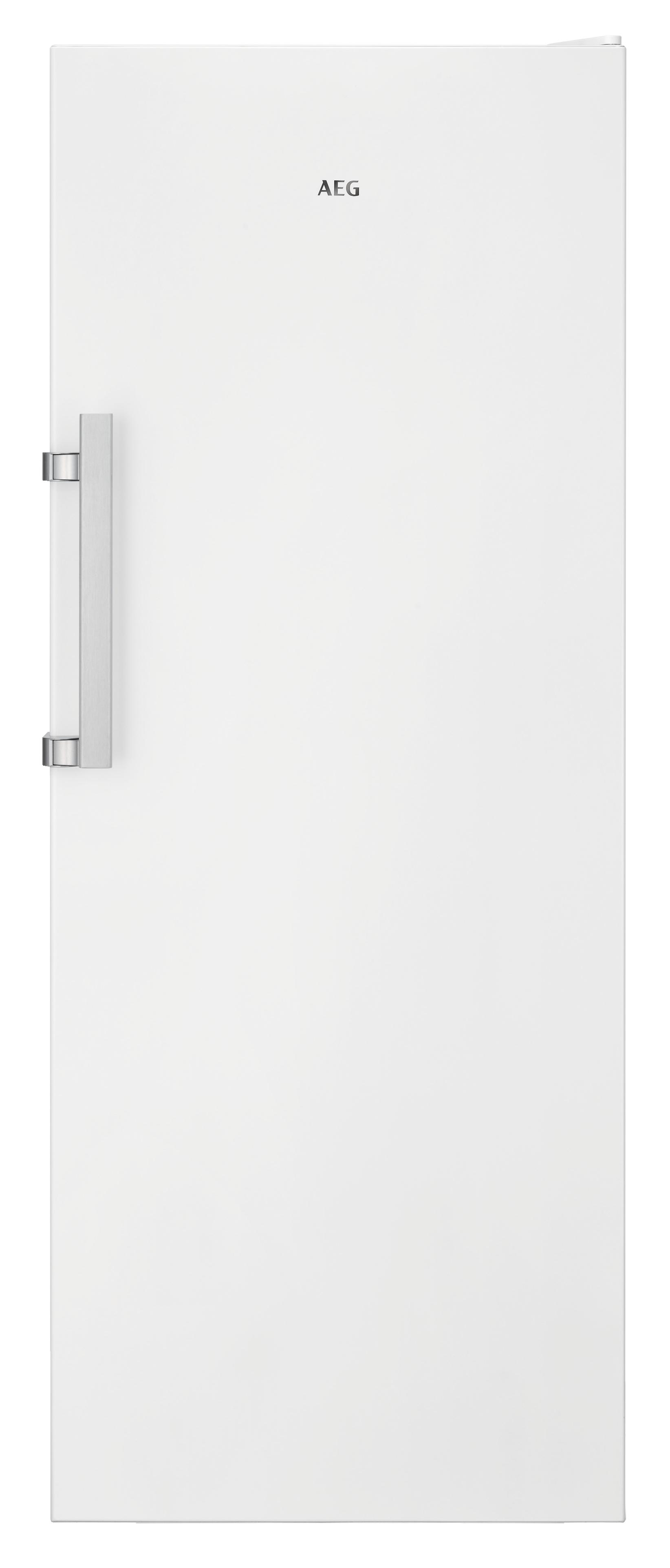 Ein weißer Kühlschrank. Er hat einen Griff auf der linken Seite. Der Hintergrund ist schlicht weiß.