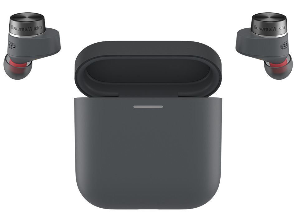Słuchawki douszne i ich etui ładujące są wyświetlane na białej powierzchni.