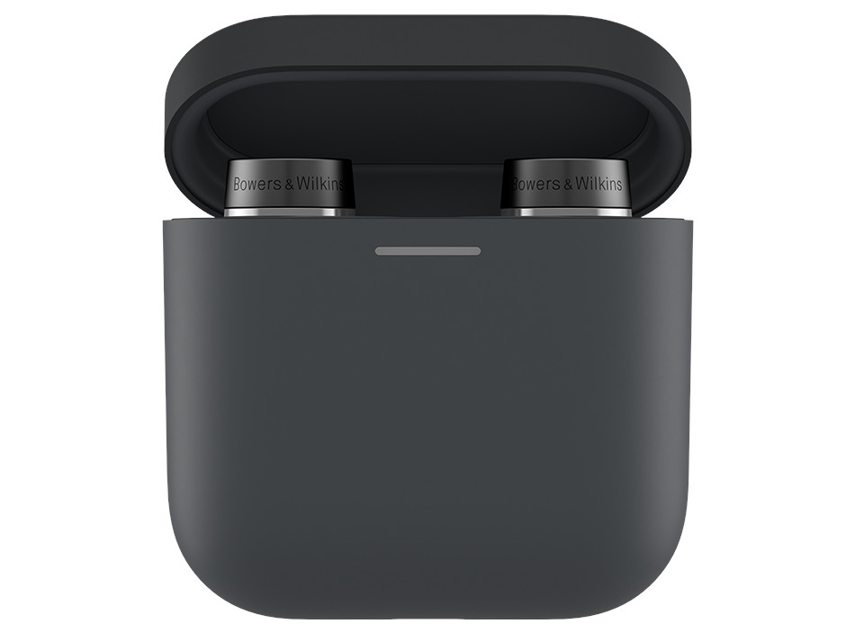 Czarne etui na słuchawki, otwarte. Dwie srebrne słuchawki z napisem „Bowers & Wilkins”.