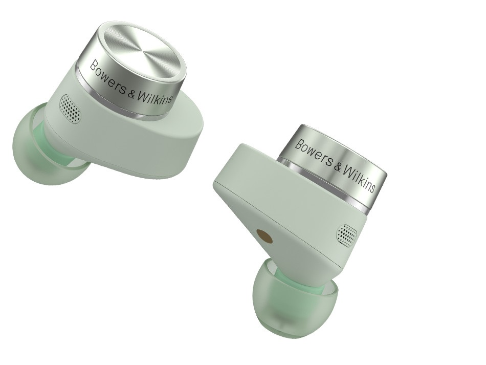 Para bezprzewodowych słuchawek Bowers & Wilkins. Zielone ze srebrnymi akcentami, białe tło.