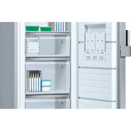 Refrigerador abierto con estantes, cajones y contenedores visibles.