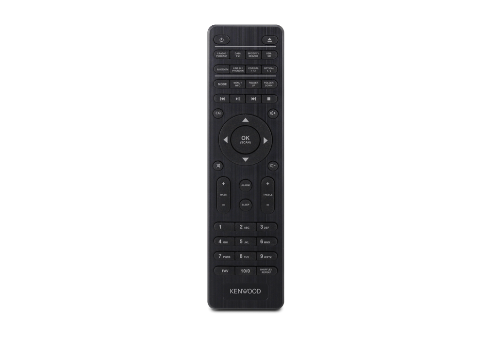 Eine Kenwood-Fernbedienung vor schwarzem Hintergrund. Sie hat Tasten für verschiedene Funktionen, einschließlich Nummern und EQ.