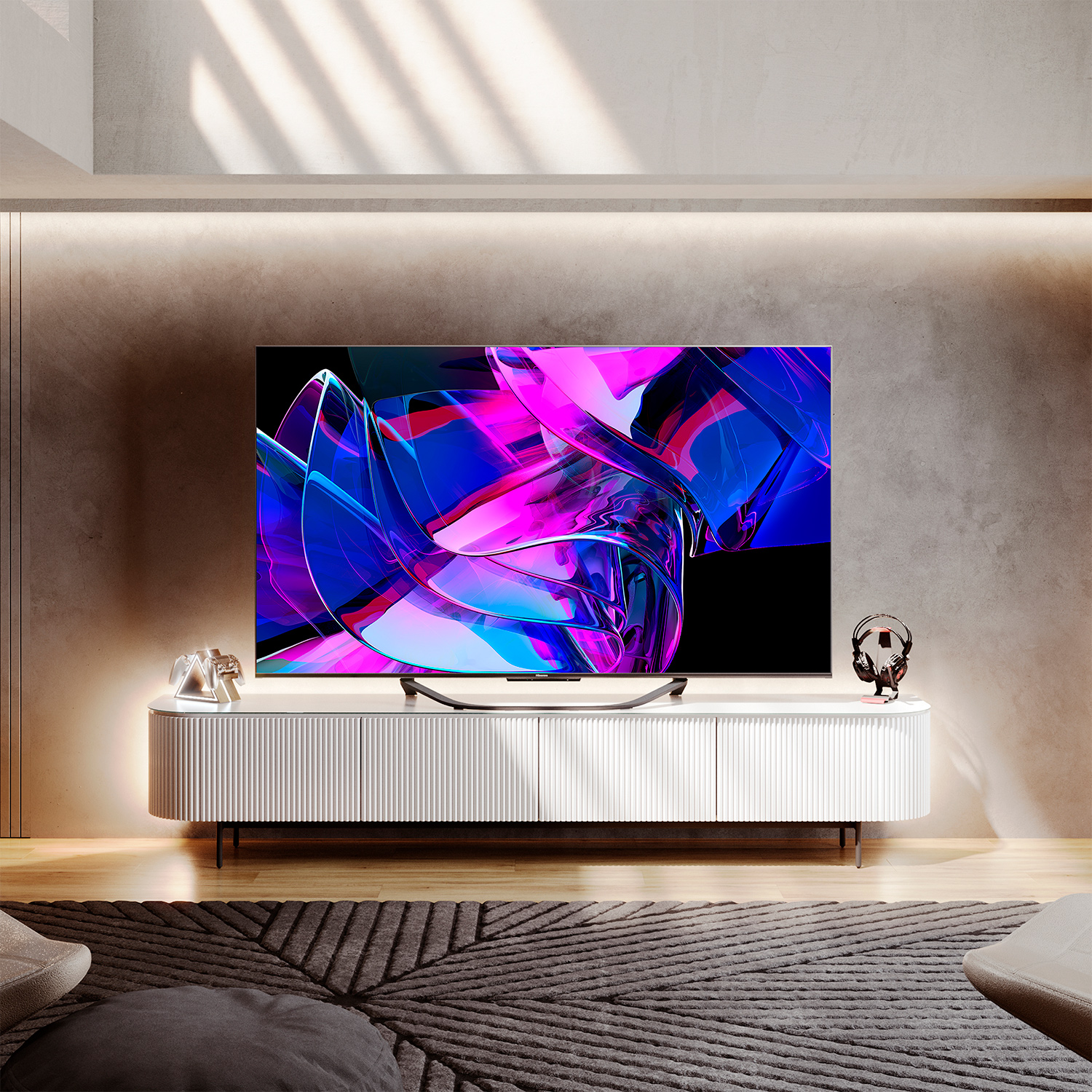 Un televisor grande que muestra una imagen abstracta, sobre un mueble blanco.