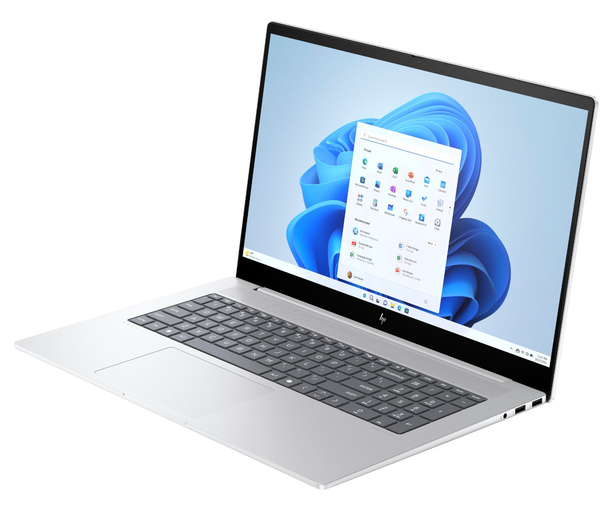Srebrny laptop wyświetlający ekran z interfejsem Windows 11.
