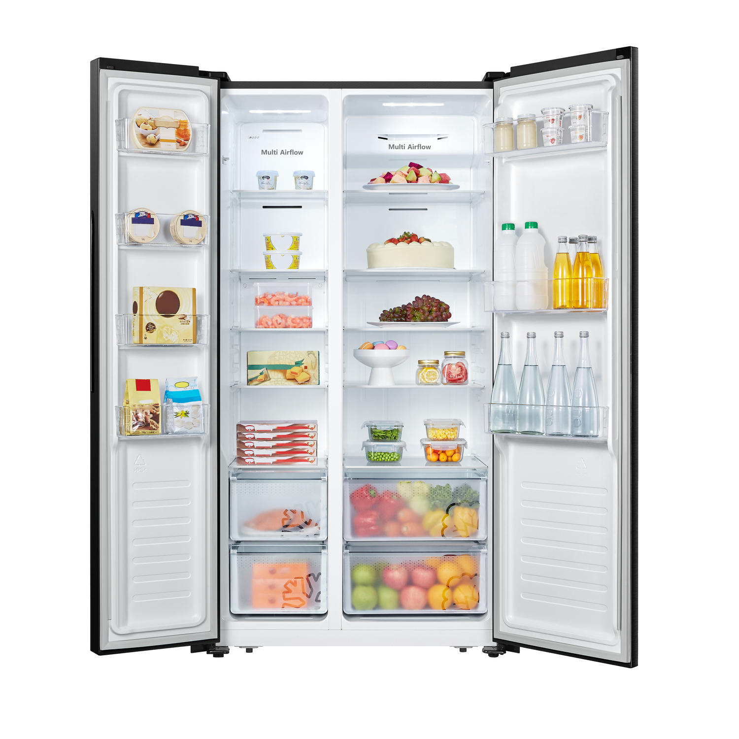 Un grand réfrigérateur avec les portes ouvertes. L'intérieur est rempli d'aliments, organisés sur des étagères.