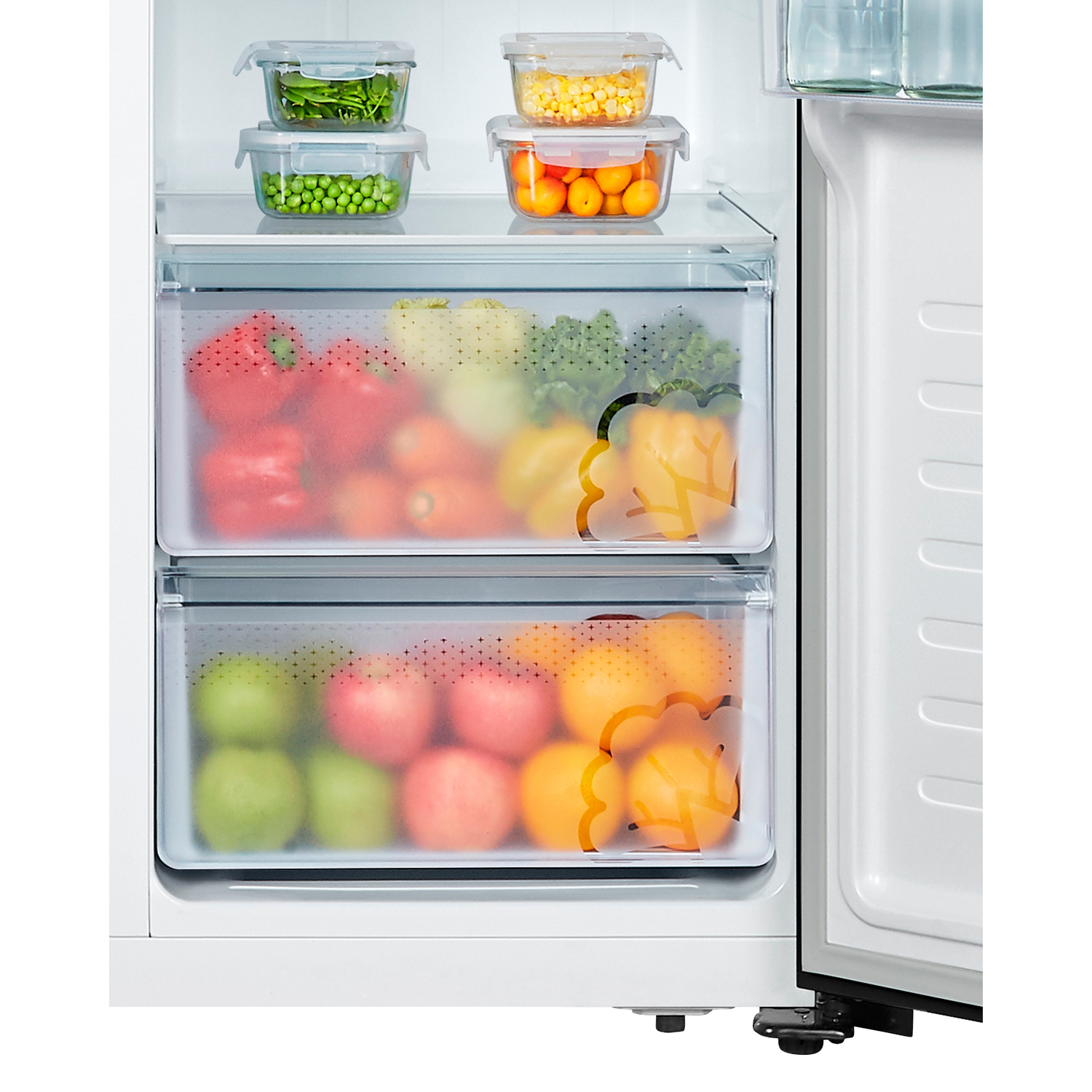 Intérieur de réfrigérateur avec tiroirs remplis de fruits, légumes et contenants.