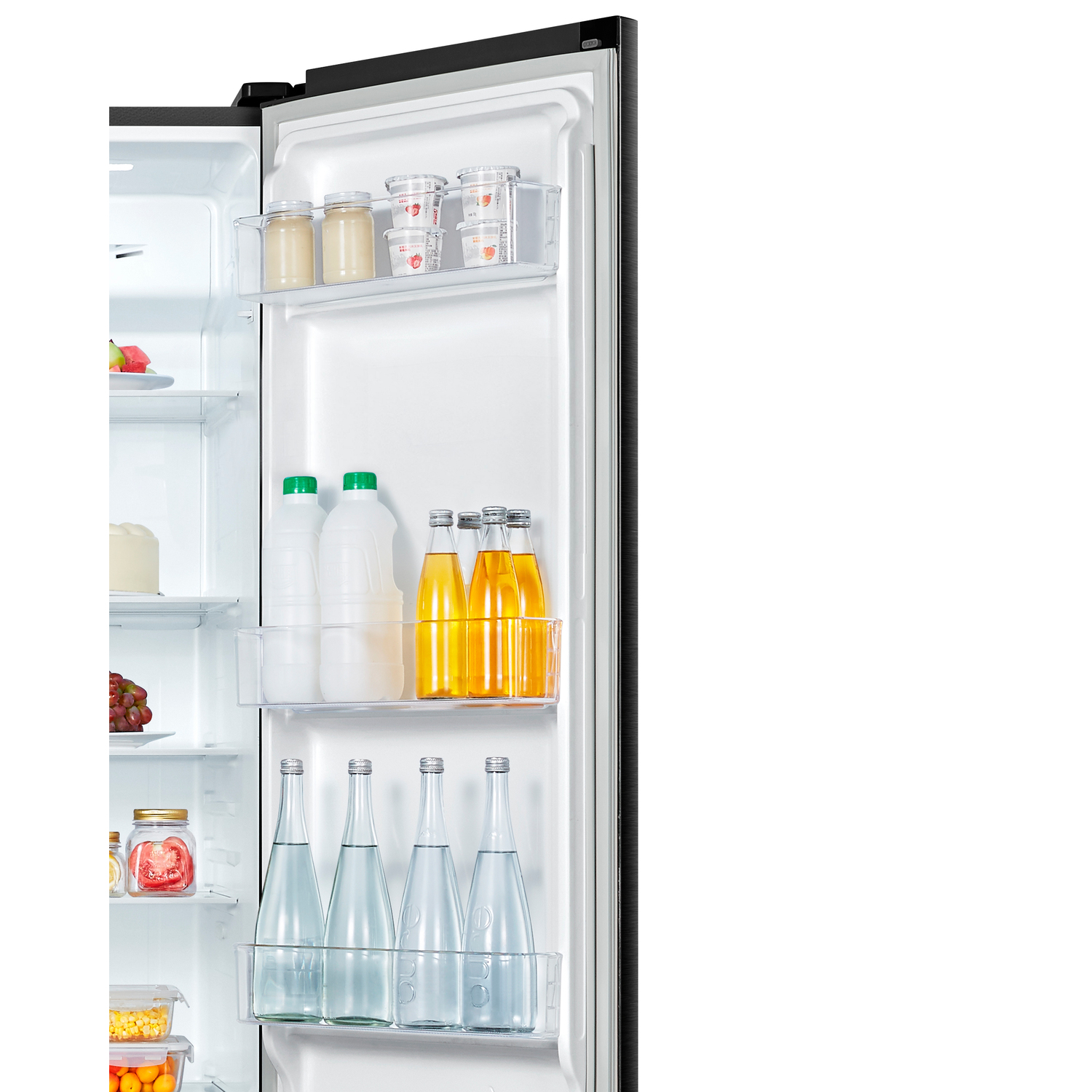 Intérieur de réfrigérateur avec étagères. Contient des boissons, des aliments et des récipients en plastique transparent.