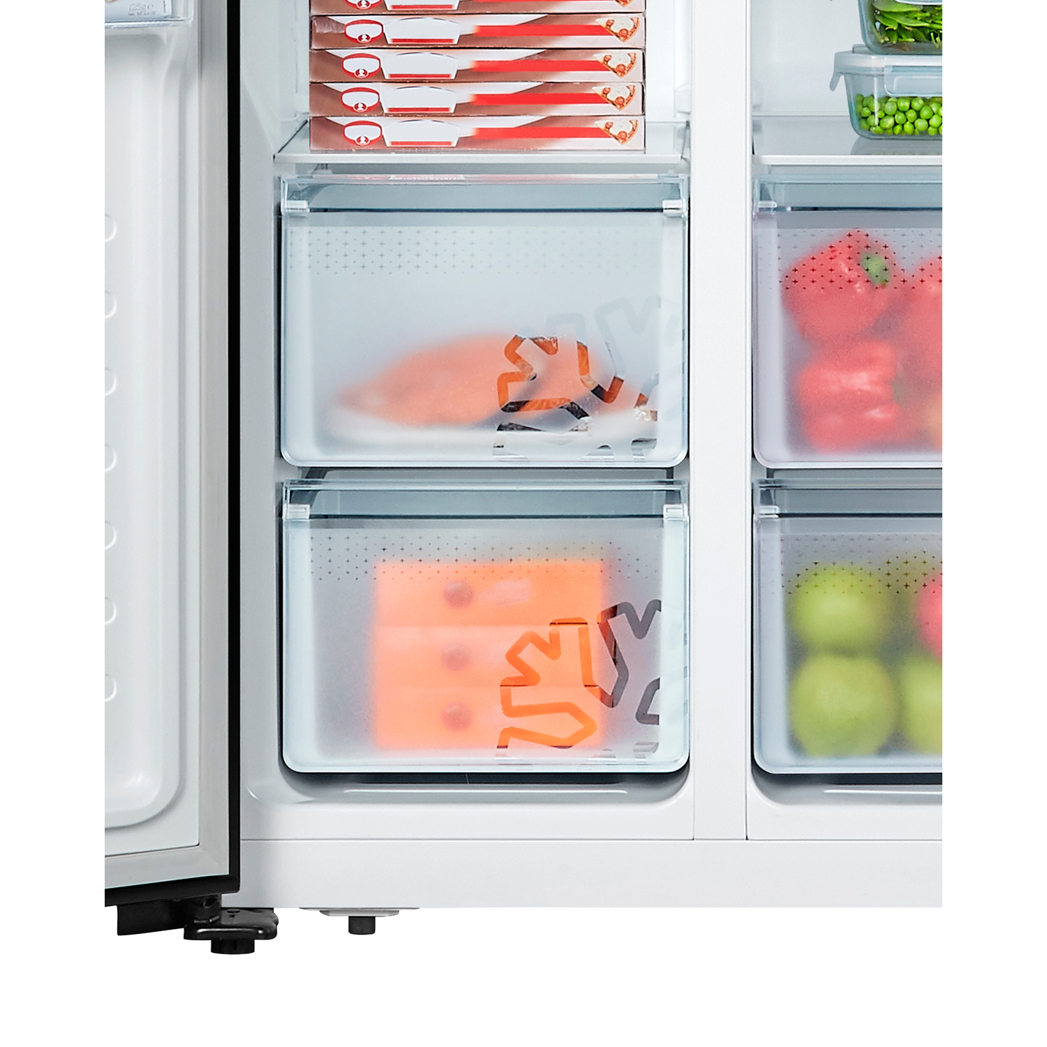 Intérieur du réfrigérateur avec des tiroirs contenant des aliments congelés. Carottes et viande.