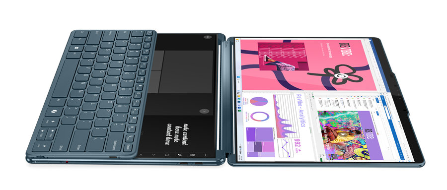 Niebieski tablet z dołączoną klawiaturą, wyświetlający dokumenty i analizy. Tło jest białe.