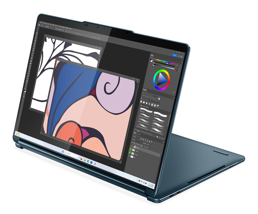 Niebieski laptop wyświetla interfejs aplikacji do rysowania. Dwa otwarte okna pokazują grafikę. Widoczne są również koło kolorów i pędzle.