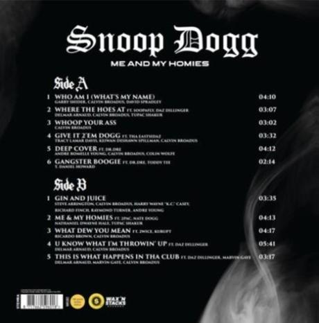 Achterkant van het album 'Snoop Dogg - Me And My Homies'. Witte tekst en albumkunst op een zwarte achtergrond.
