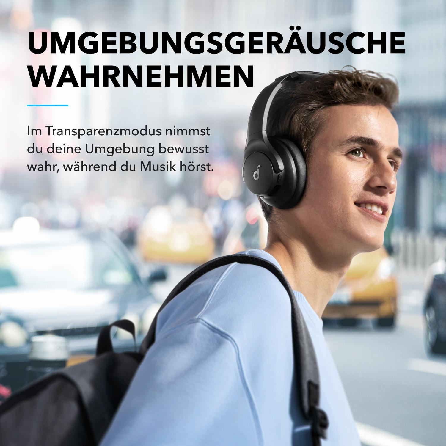 Mann trägt Kopfhörer draußen. Text auf Deutsch: 'Umgebungsgeräusche wahrnehmen'.
