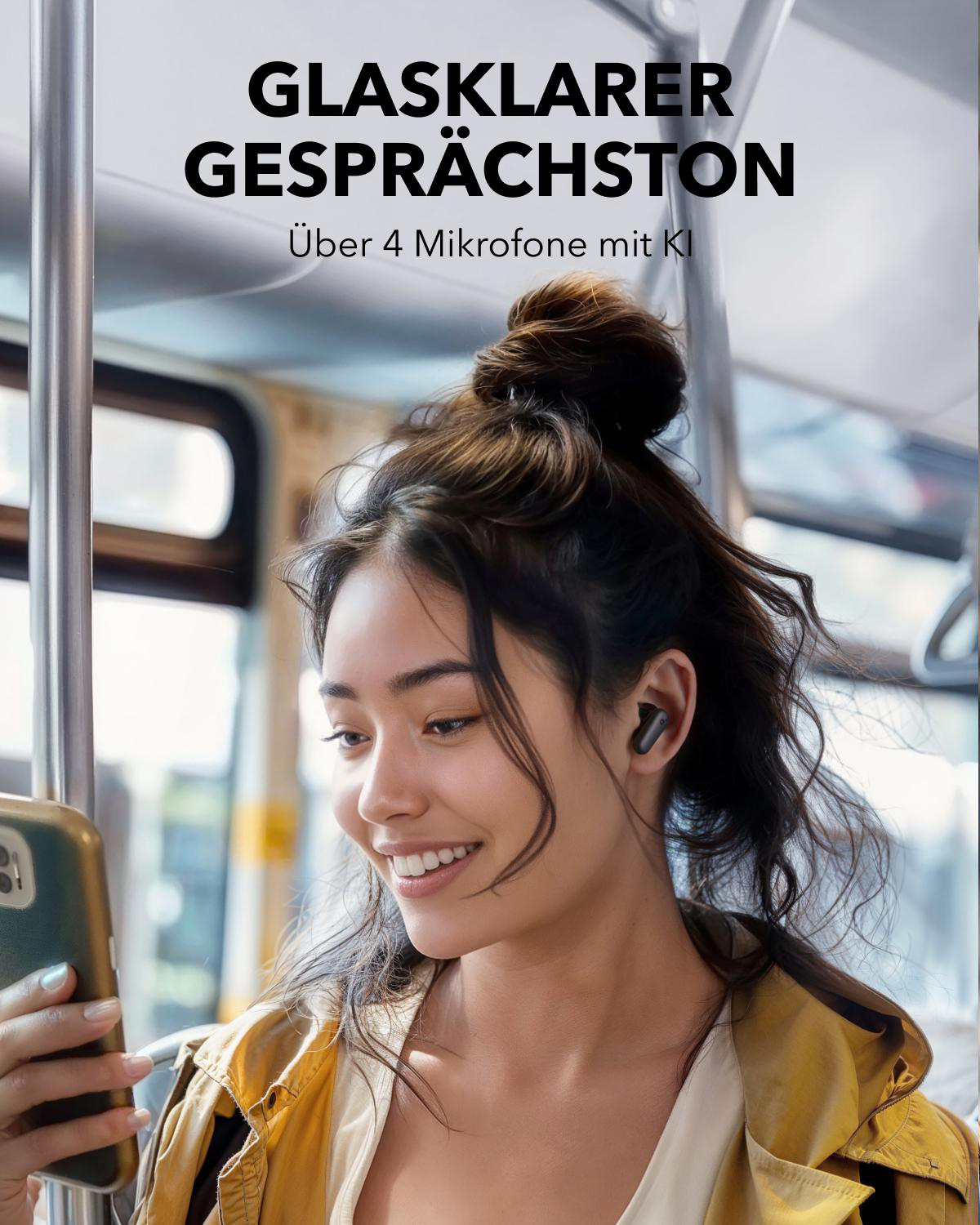 Lächelnde Frau mit Ohrhörern, hält ein Telefon. Businneres sichtbar.