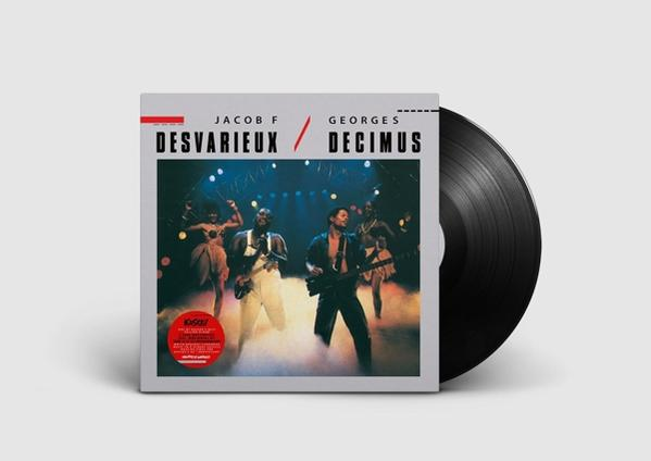 Ein Vinyl-Albumcover mit Bandmitgliedern auf der Bühne und dem Albumtitel.