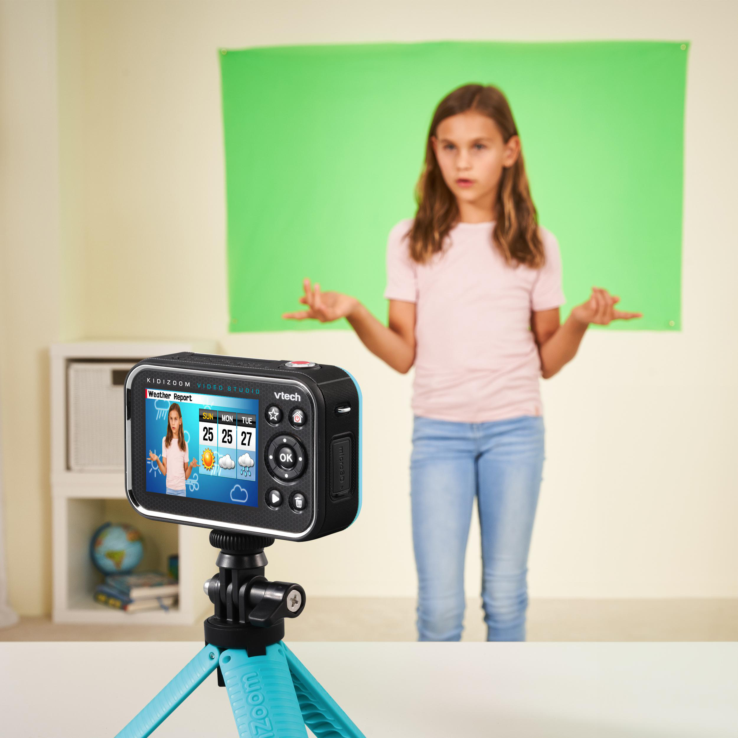 Ein Mädchen steht vor einem Greenscreen und hält die Hände in einer Geste der Verwirrung.