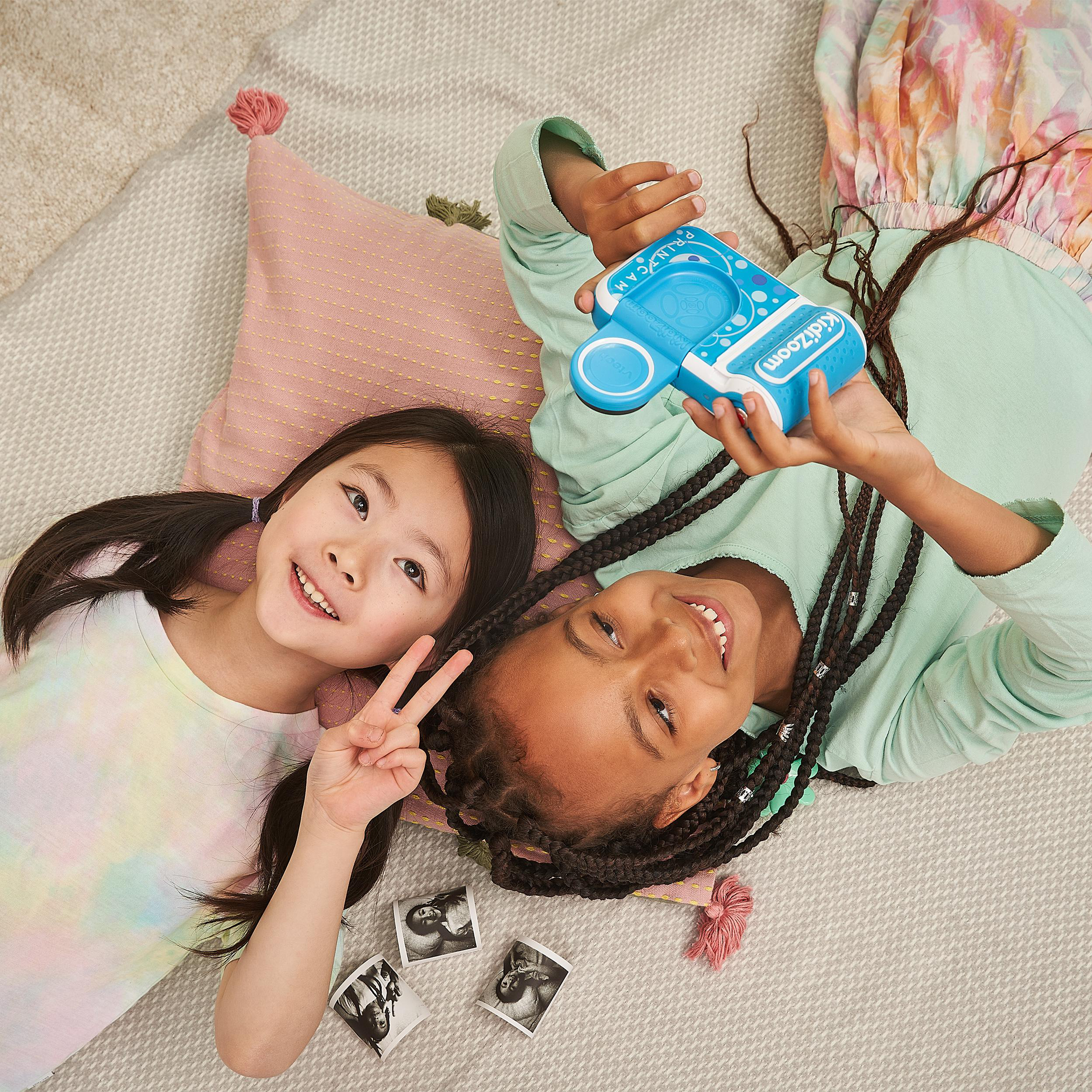 Zwei schwarze kabellose Ohrhörer auf weißem Hintergrund.