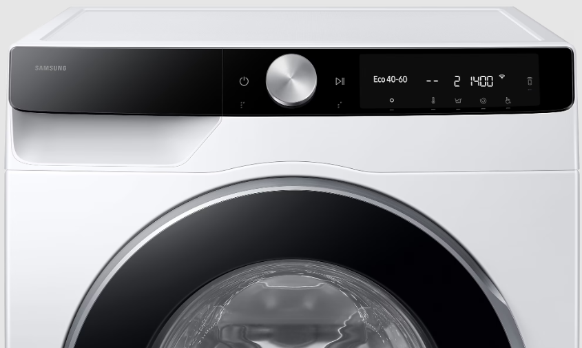 Górna część białej pralki Samsung. Czarny panel sterowania z wyświetlaczem cyfrowym i przyciskami.