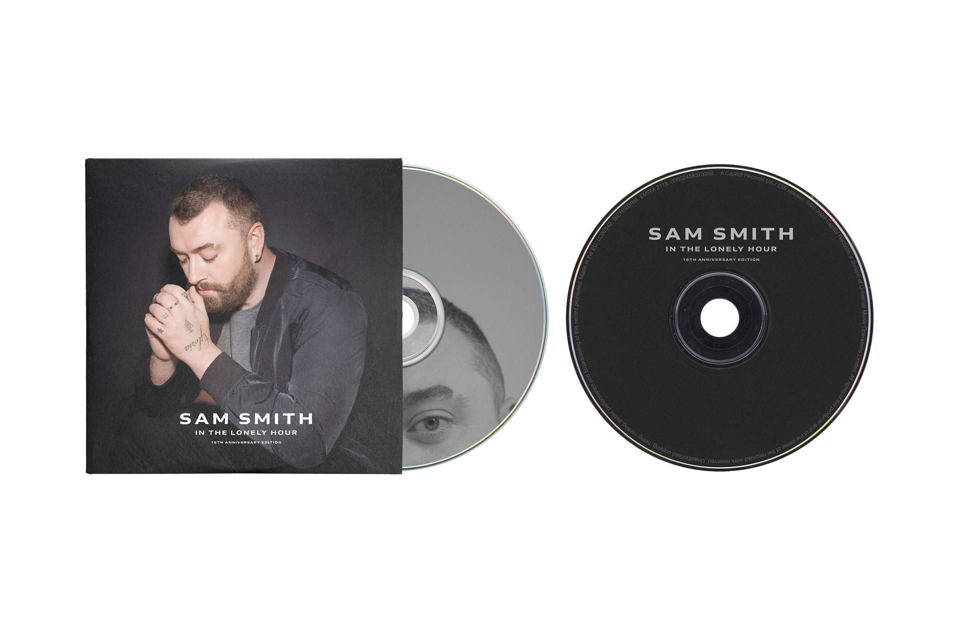 Cover von Sam Smiths Album. Die CD befindet sich neben der Hülle. Das Albumcover zeigt ein Foto von Sam Smith.
