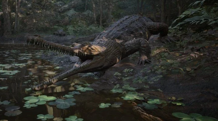 Ein Krokodil mit offenem Maul in einer Dschungelumgebung.