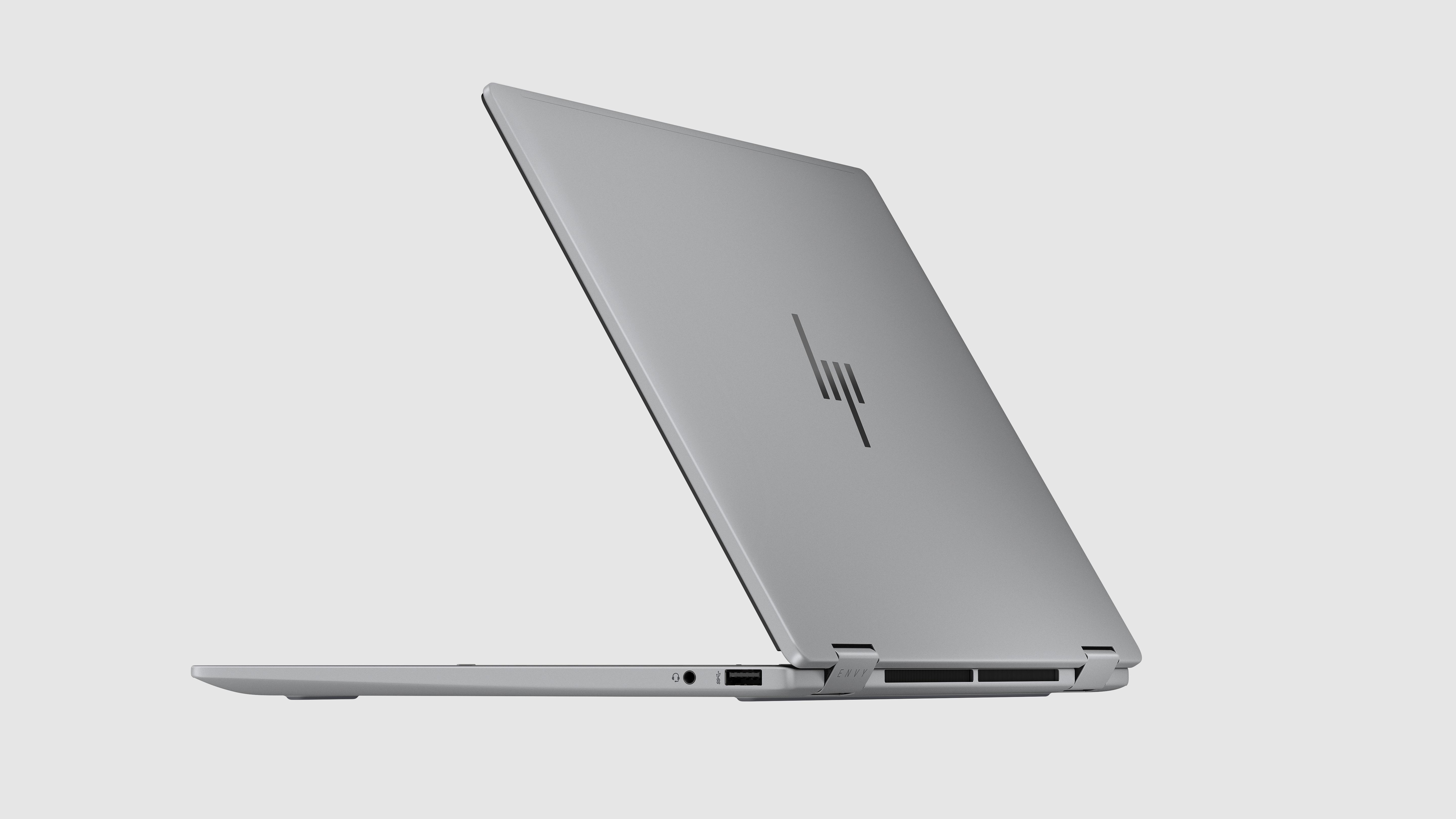 Silberner Laptop leicht geöffnet, Rückseite und Bildschirm zeigend, HP-Logo.