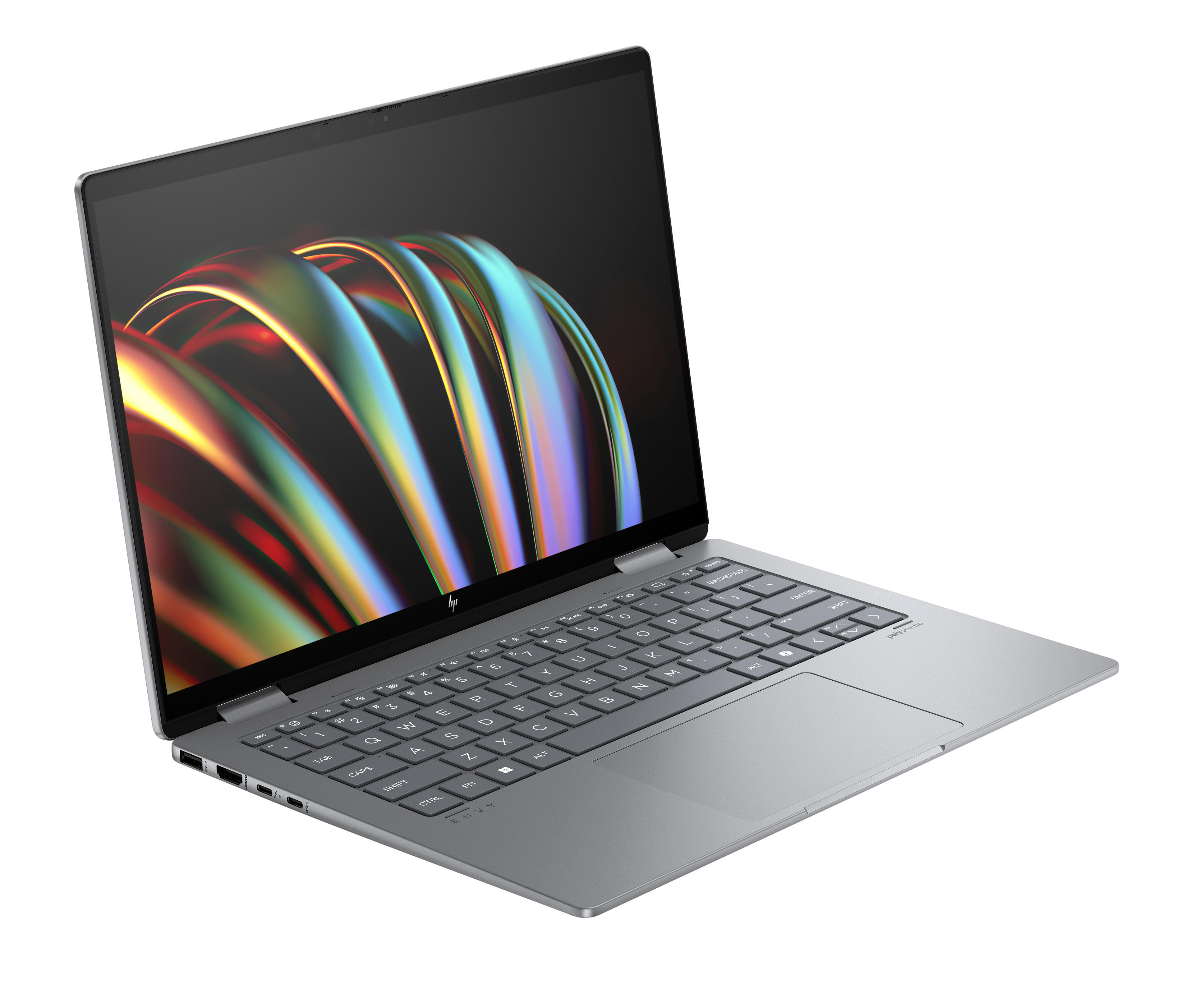 Laptop mit silbernem Gehäuse und dunklem Bildschirm. Der Laptop ist leicht geöffnet und steht auf weißer Oberfläche.