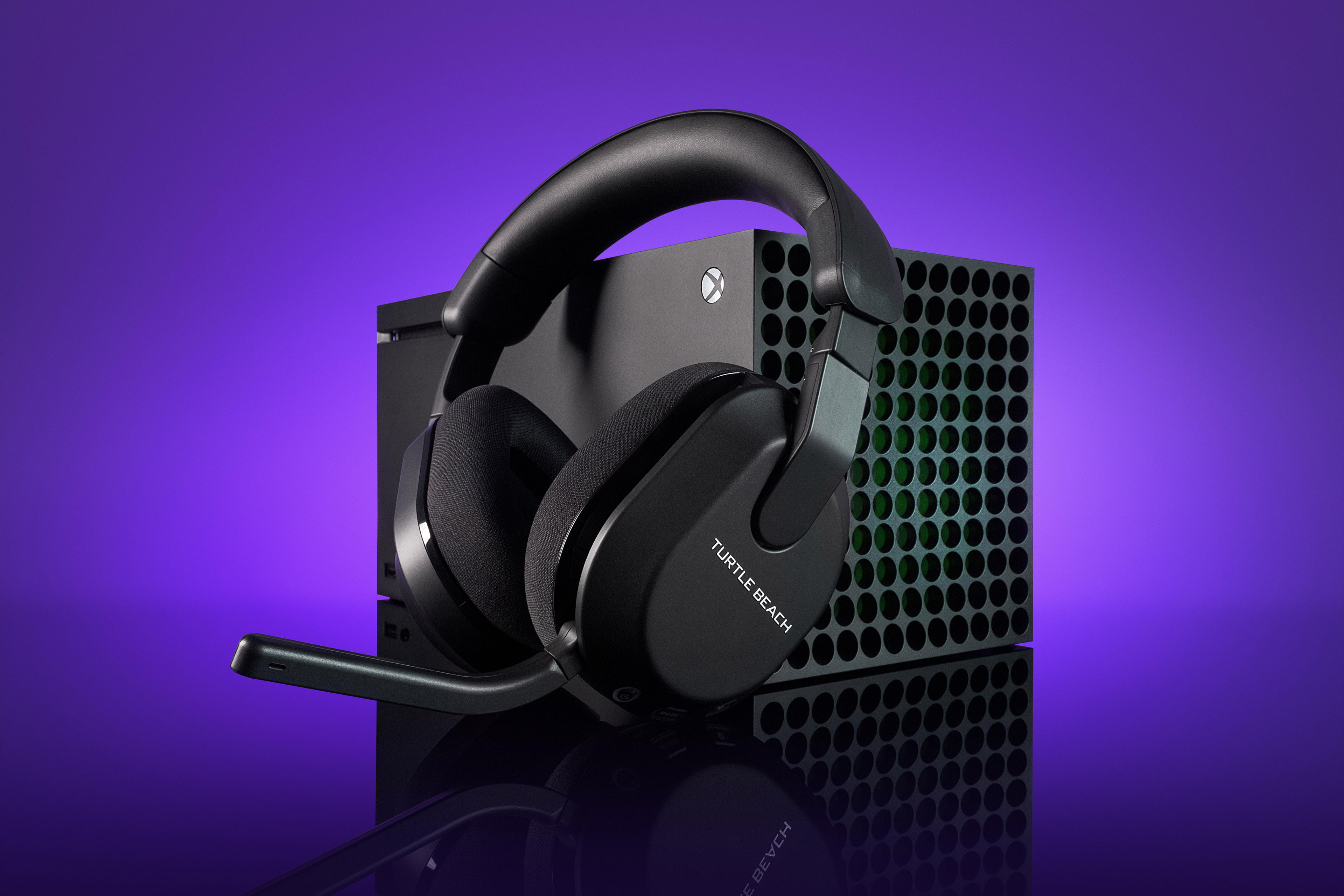 Schwarzes Turtle Beach Headset und Xbox Series X Konsole auf lila Hintergrund.
