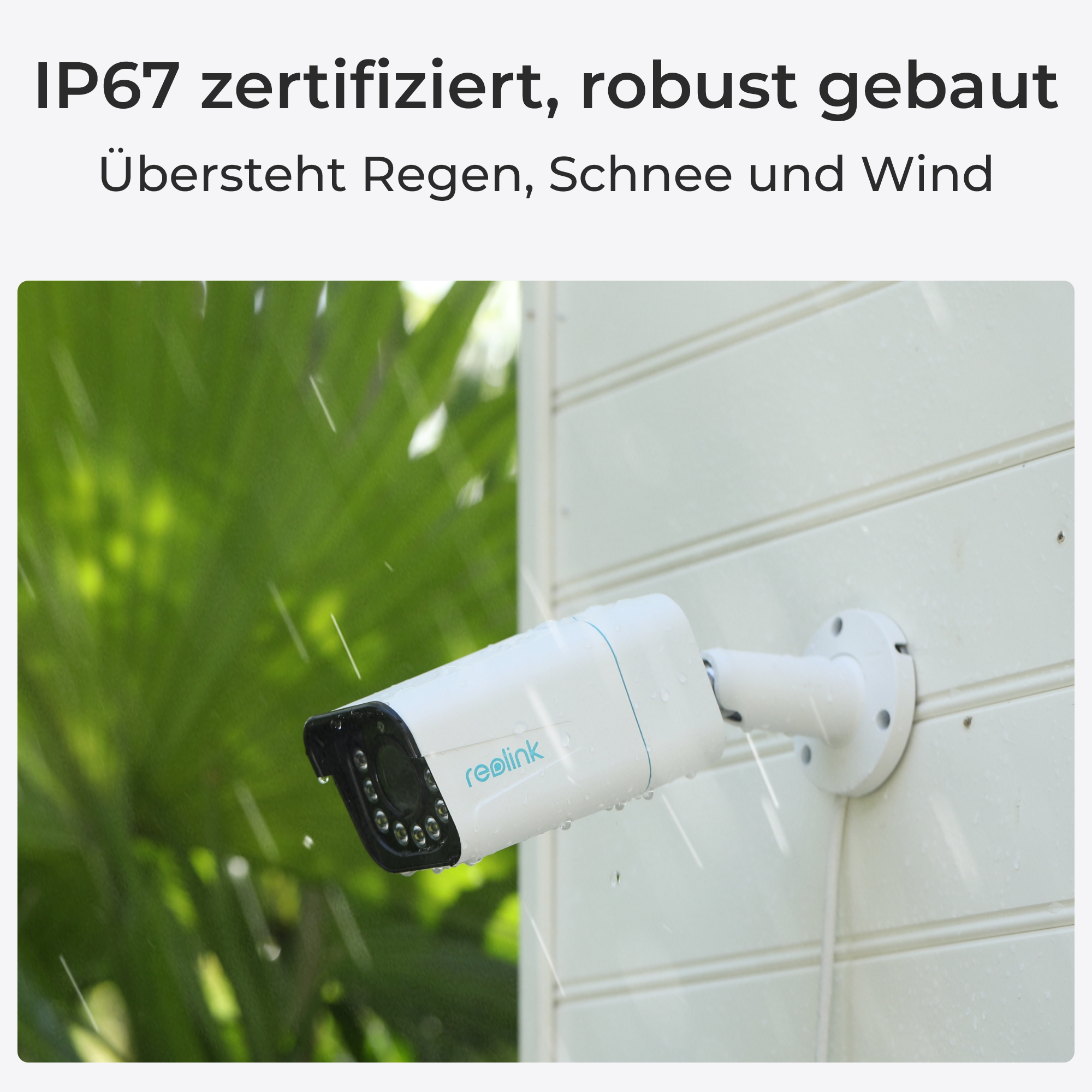 Weiße Überwachungskamera an einer Wand, mit Regen und Text über Haltbarkeit.