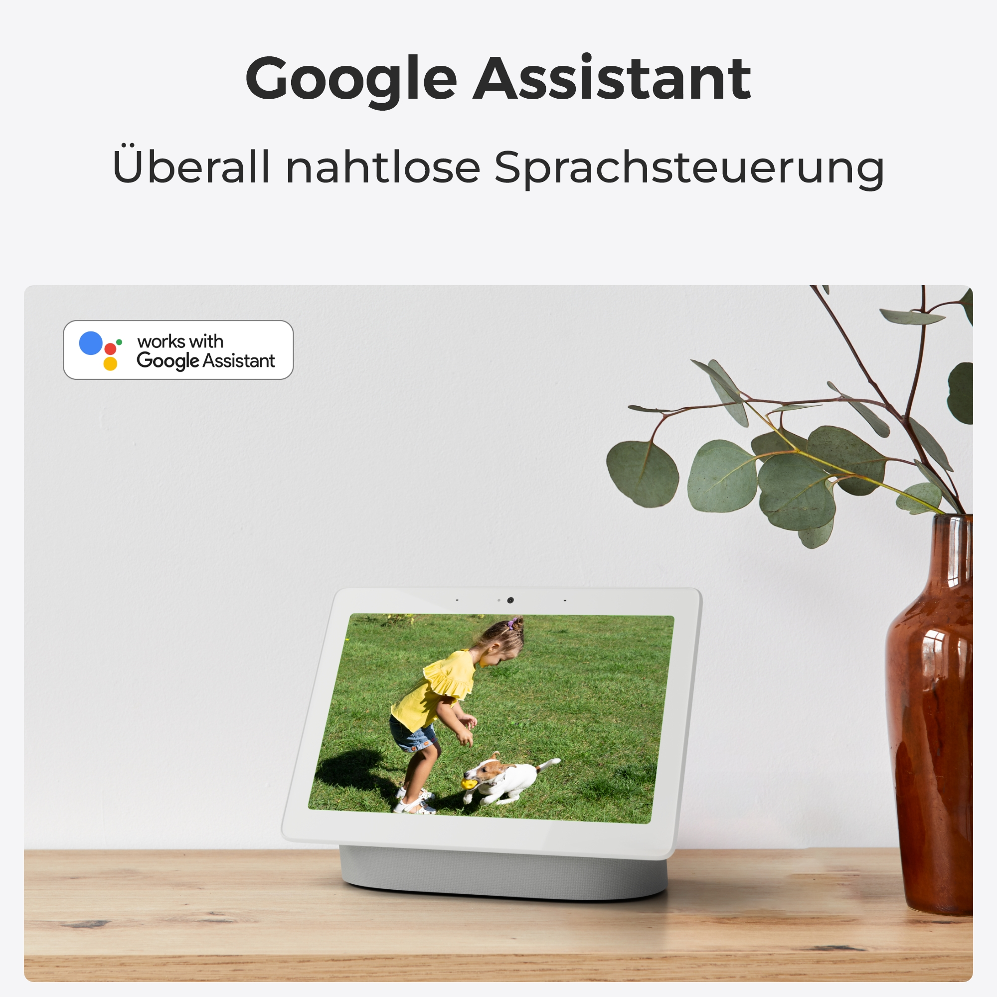 Weißes Google Nest Hub mit Kind auf dem Bildschirm, neben einer braunen Vase und Pflanze.