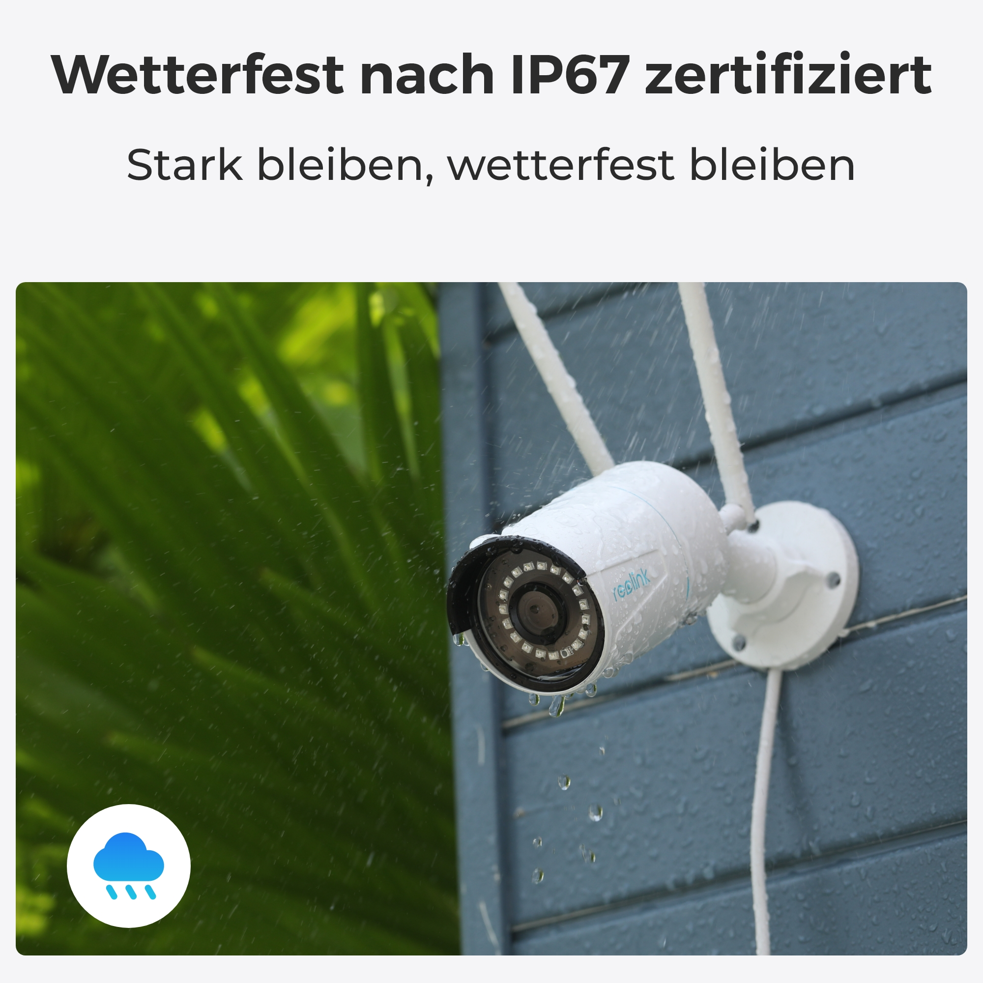 Eine weiße Überwachungskamera an einer blauen Wand mit Regen, Text über Wetterfestigkeit.