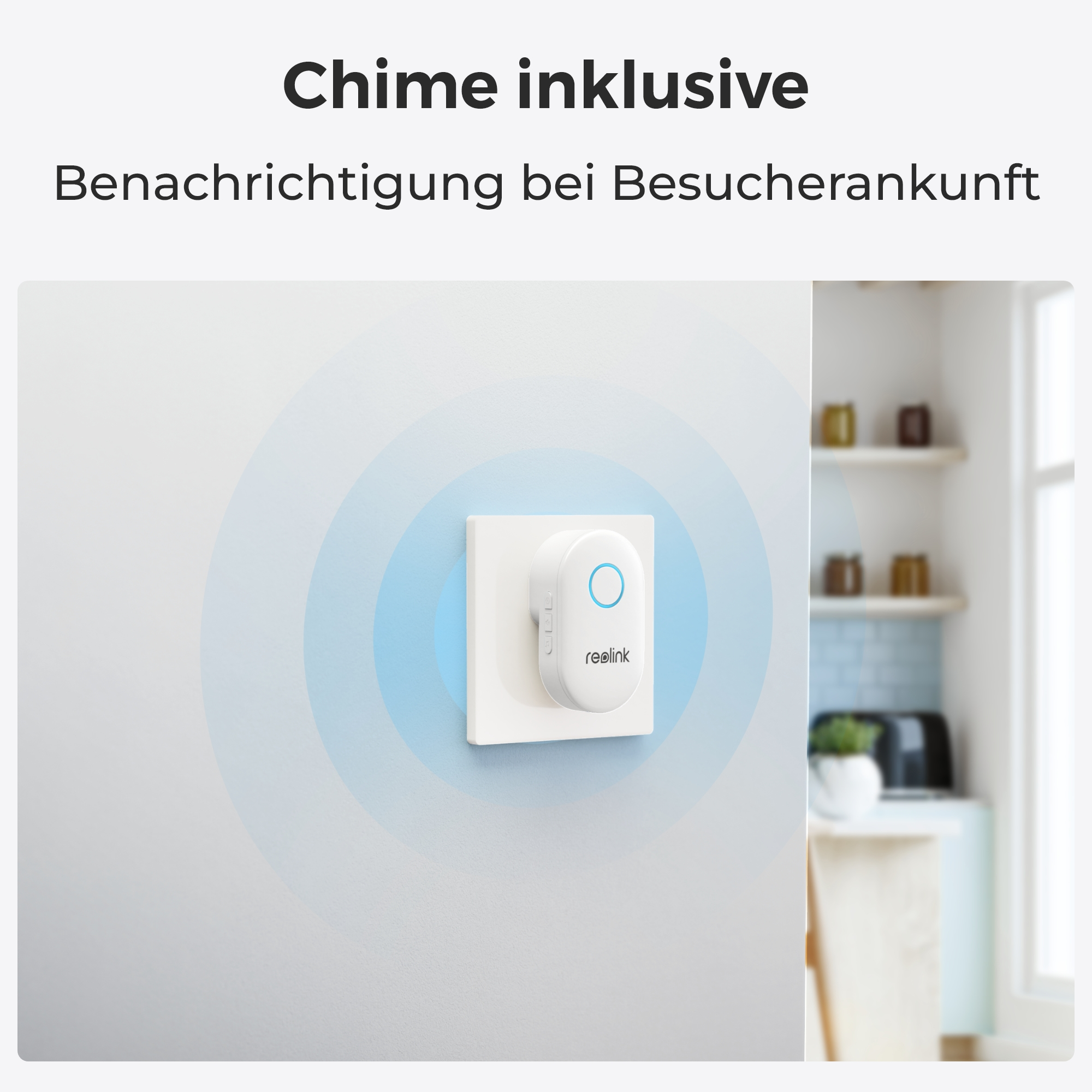 Weiße Türklingel mit blauem Ringlicht an der Wand, verschwommener Innenraum im Hintergrund.