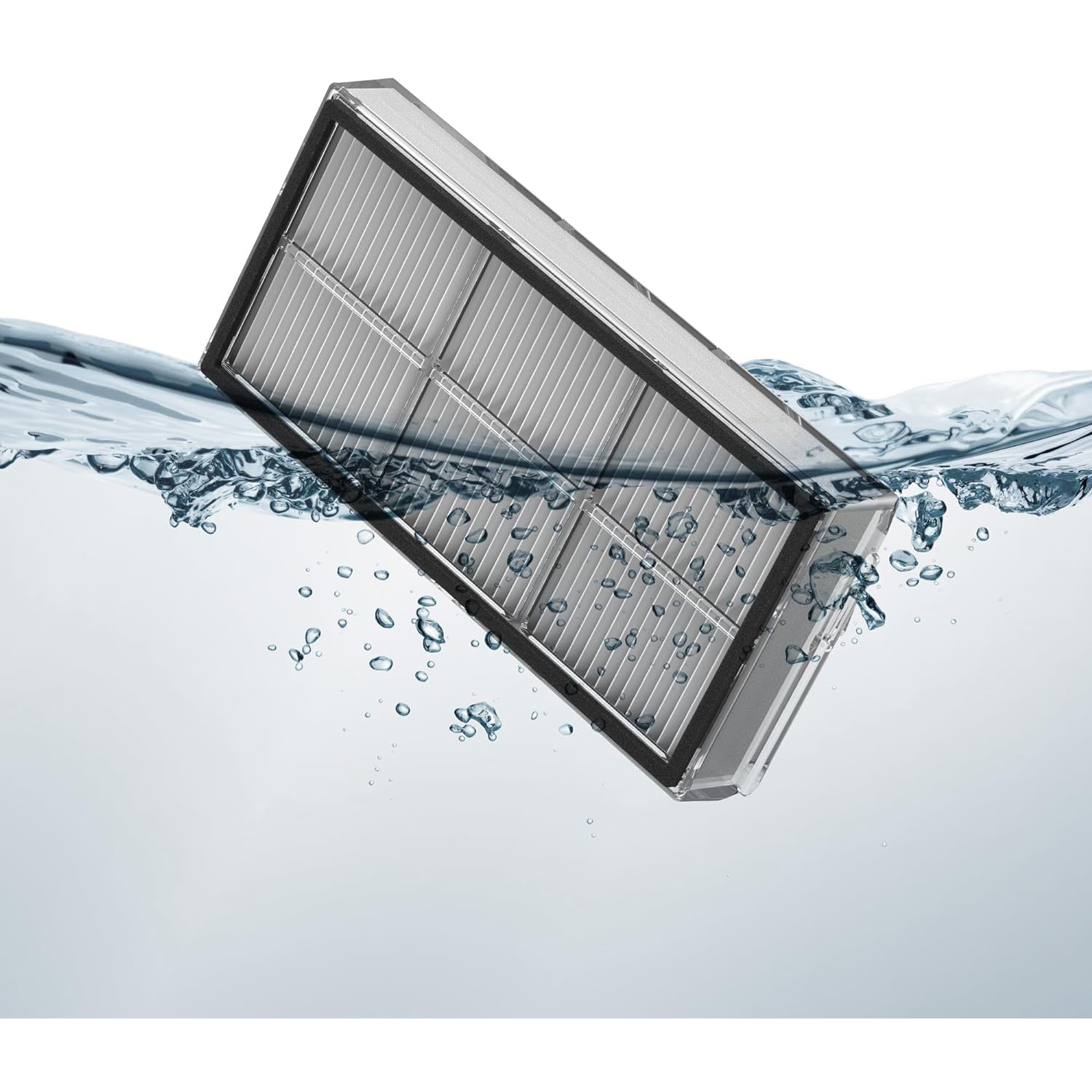 Un filtro dell'aria rettangolare immerso nell'acqua, con bolle che salgono dalla superficie del filtro.