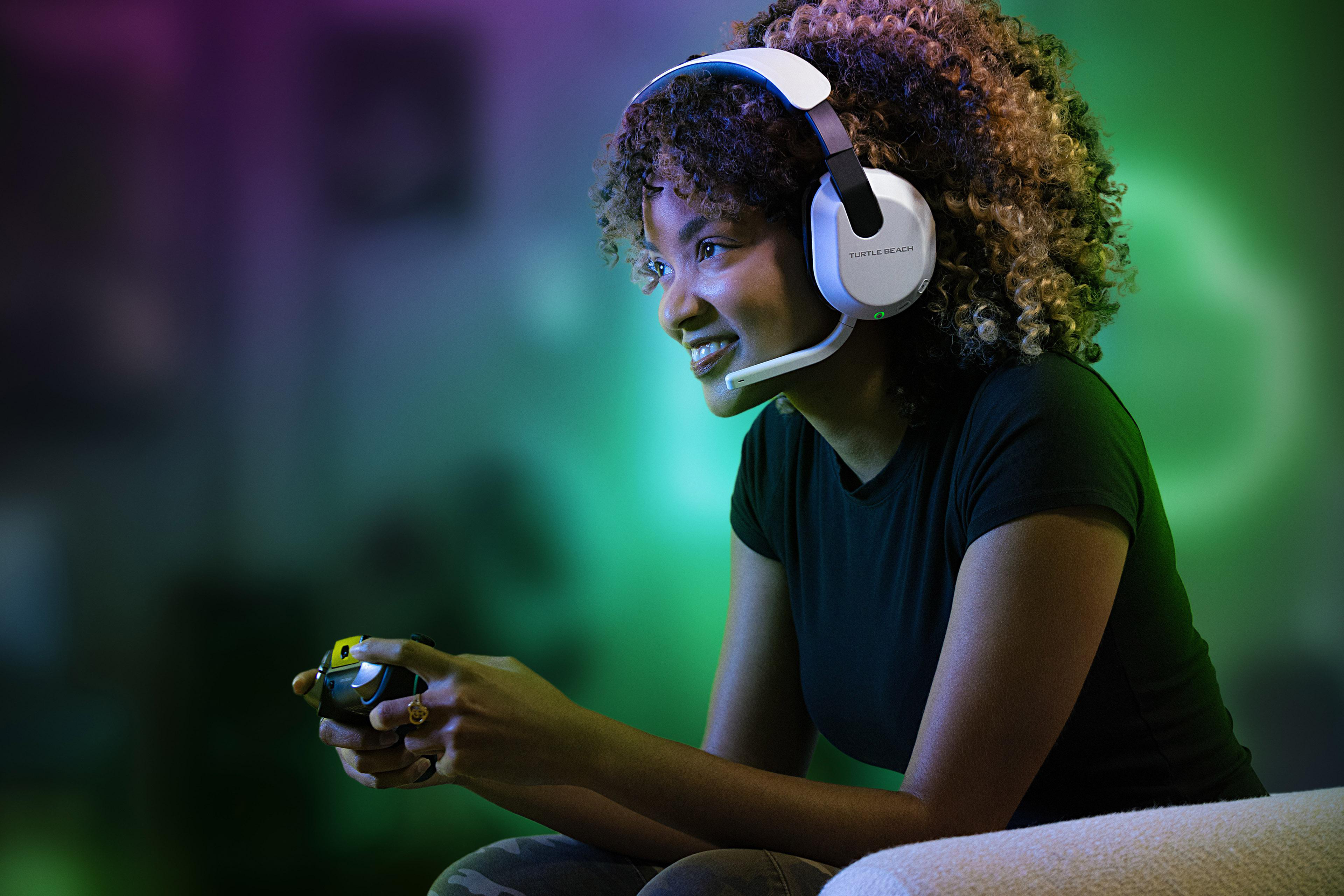 Frau mit Headset spielt ein Spiel. Hält einen Controller. Der Hintergrund hat grüne, lila und schwarze Farben.