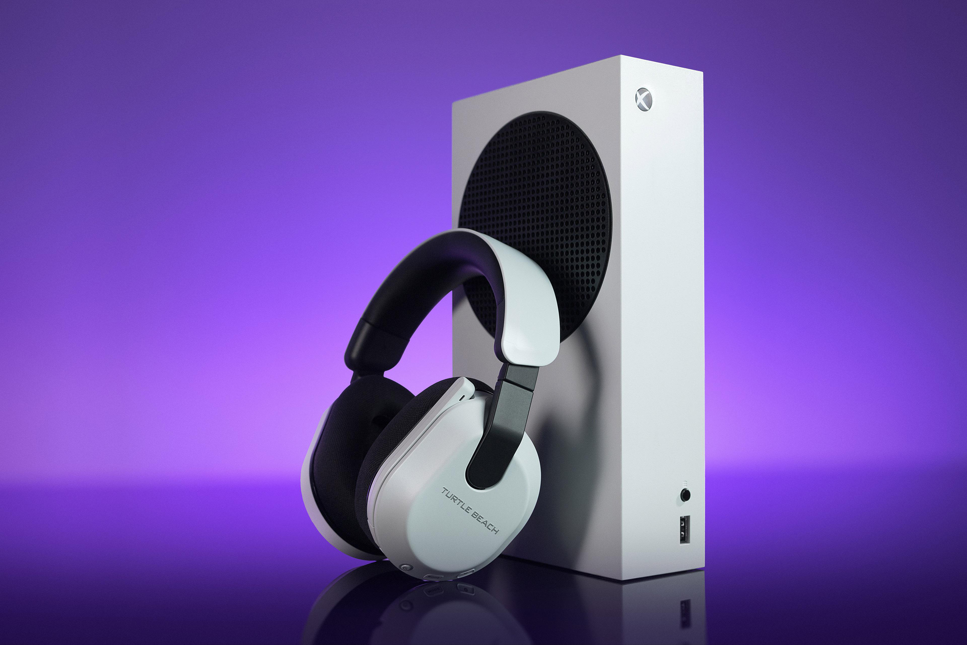 Weißes Headset auf weißer Xbox Series S Konsole, lila Hintergrund.