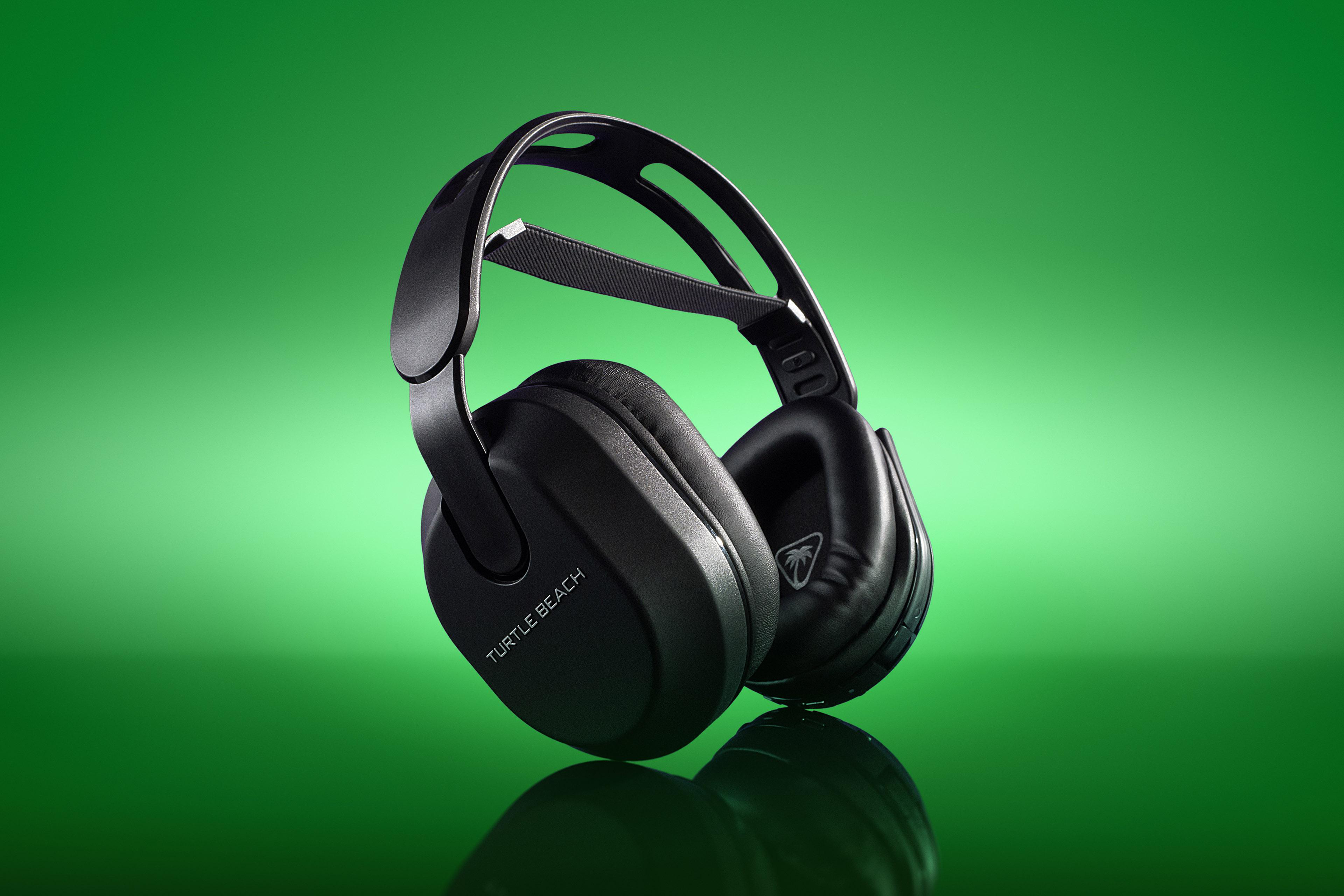 Schwarze Turtle Beach Kopfhörer auf grünem Farbverlauf Hintergrund.