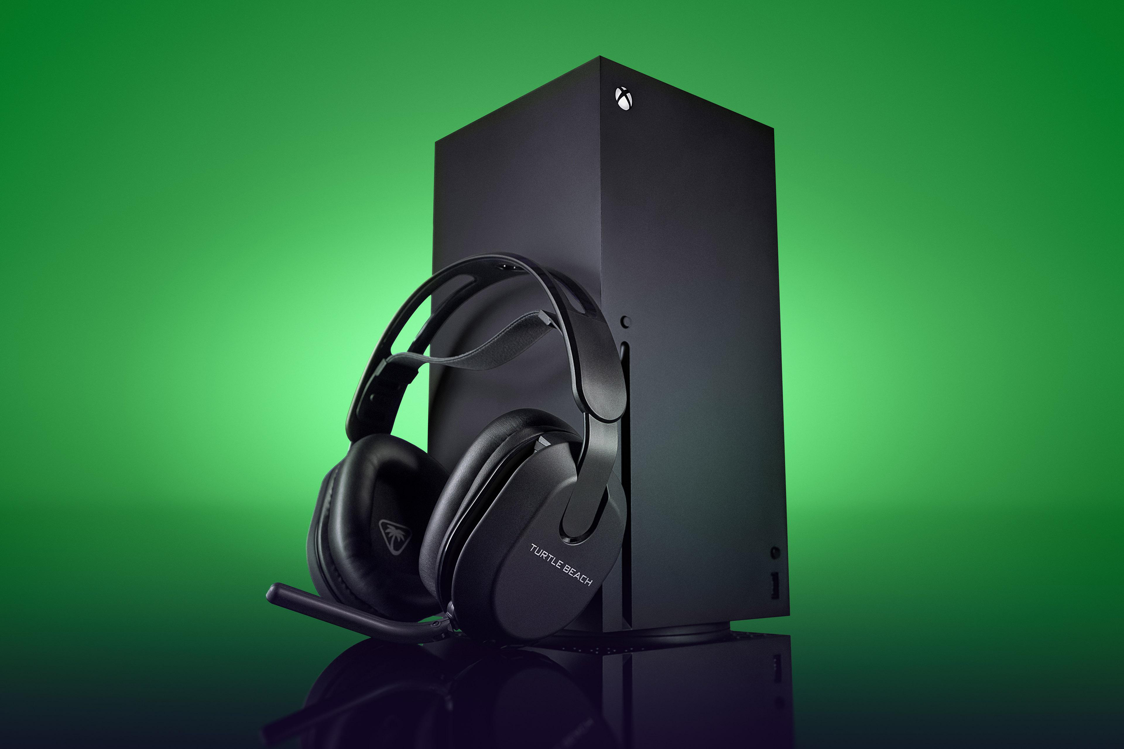 Eine Xbox Series X Konsole mit einem schwarzen Turtle Beach Headset. Vor grünem Hintergrund.