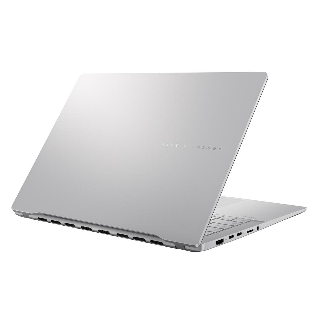 Una laptop plateada vista desde atrás. La marca ASUS es visible.