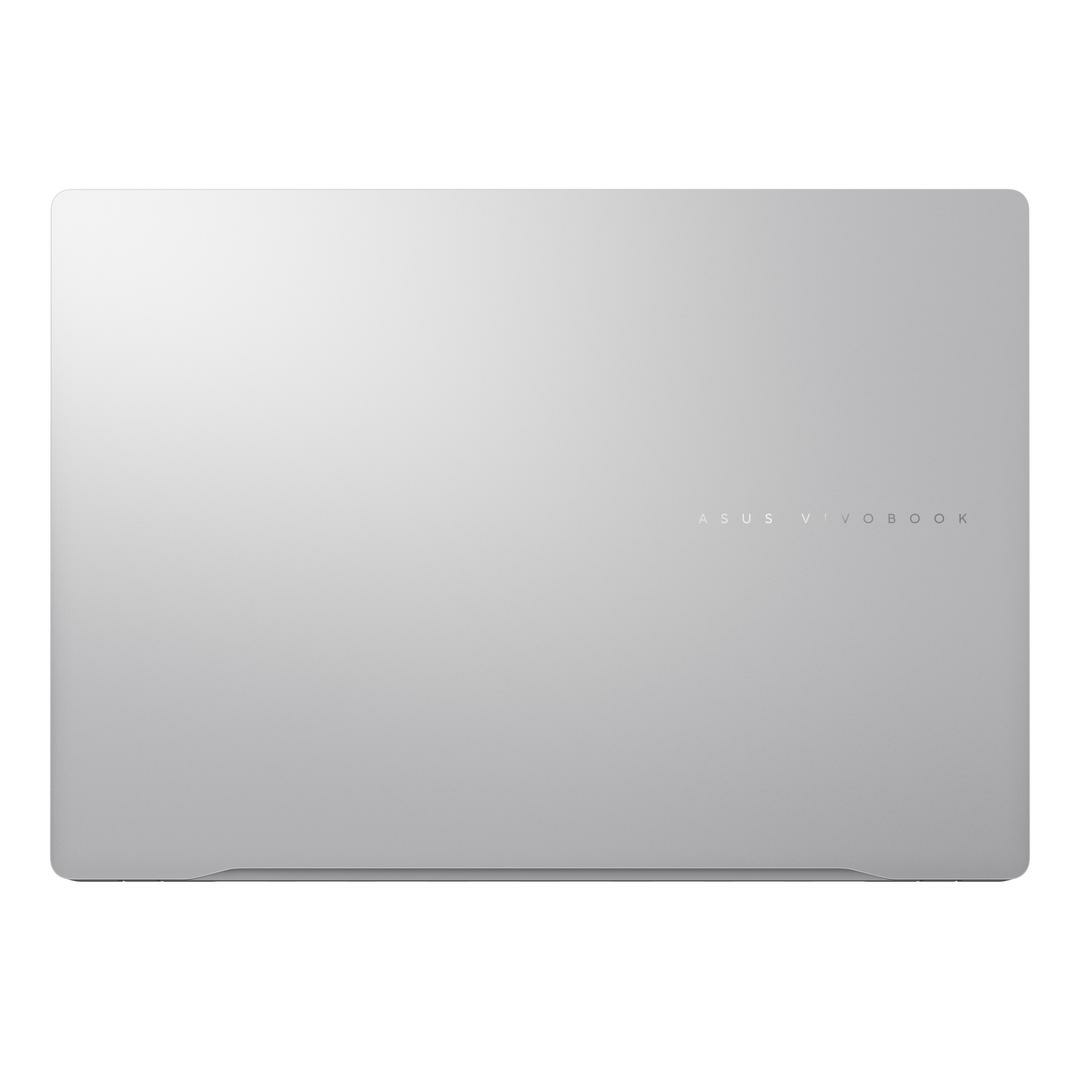 Parte trasera de un portátil plateado con el logotipo ASUS Vivobook centrado en la tapa.