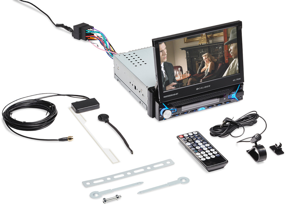 Autoradio avec écran, divers composants, y compris câblage, télécommande et microphone, sur fond blanc.