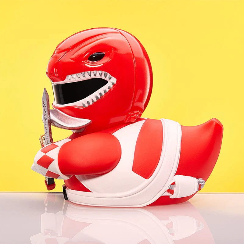 Piros Power Ranger kacsa játék karddal. Piros, fehér és fekete, sárga háttérrel.