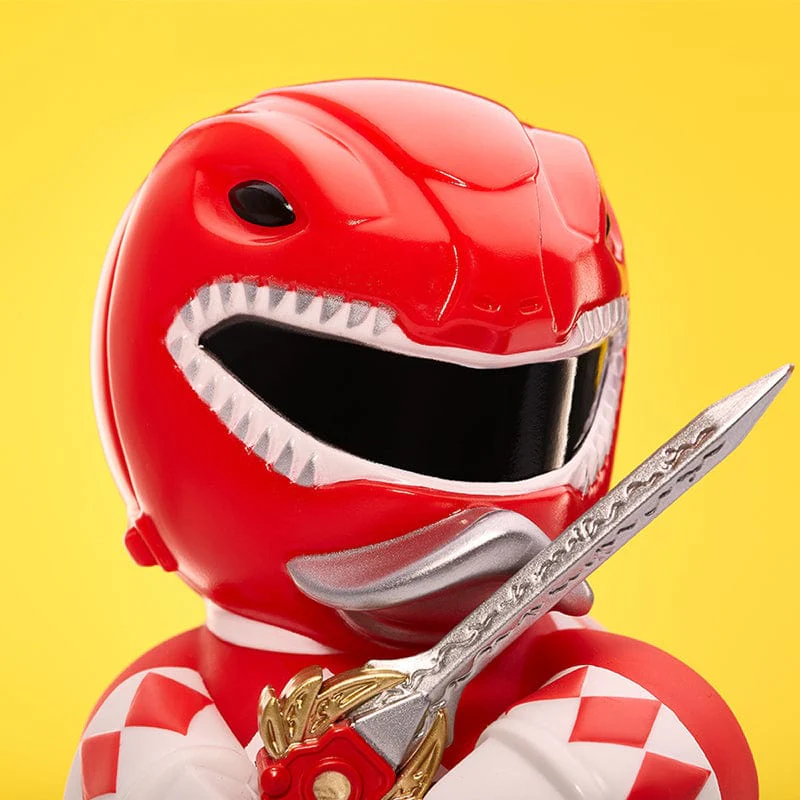 Egy piros Power Ranger sisak, egy ezüst kardot tartva, sárga háttér előtt.