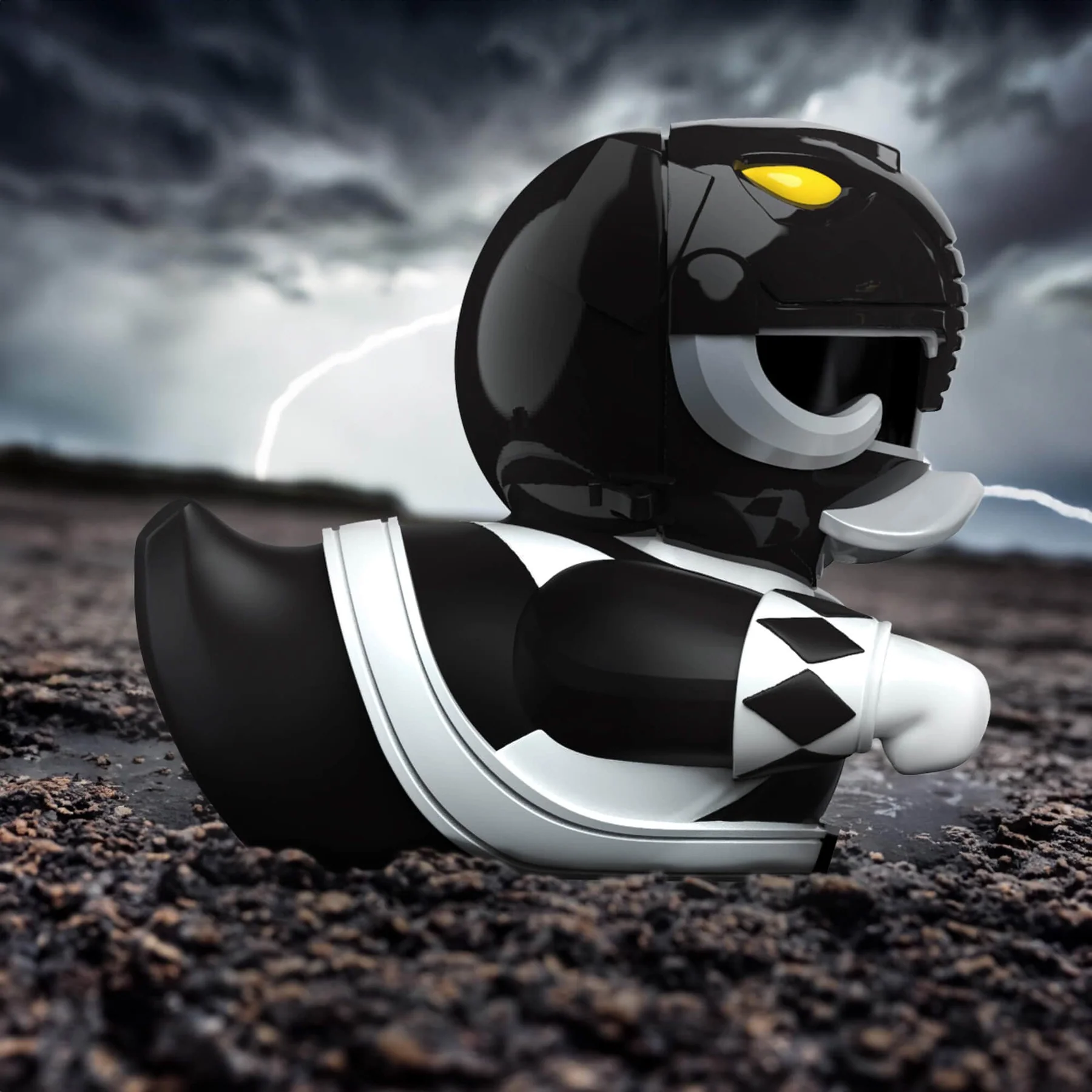 Fekete Power Ranger gumikacsa barna talajon villámlással a háttérben. A kacsa nagyon részletes.
