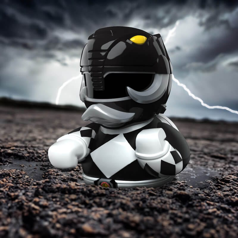 Fekete-fehér Power Ranger figura durva felületen. A háttérben villámlás látható.