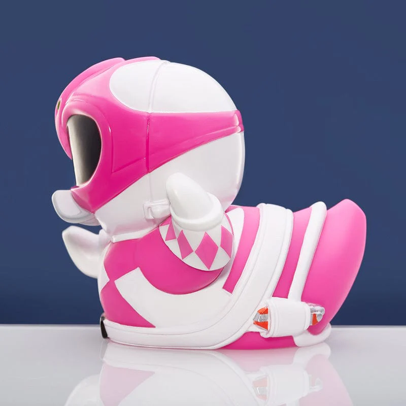 Rózsaszín Power Ranger kacsa játék, oldalnézetben, kék háttérrel.