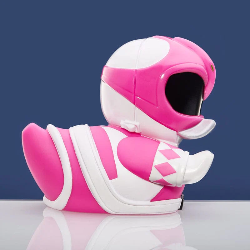 Rózsaszín Power Ranger kacsa játék fehér díszítéssel. A kacsa Power Ranger ruhában van.